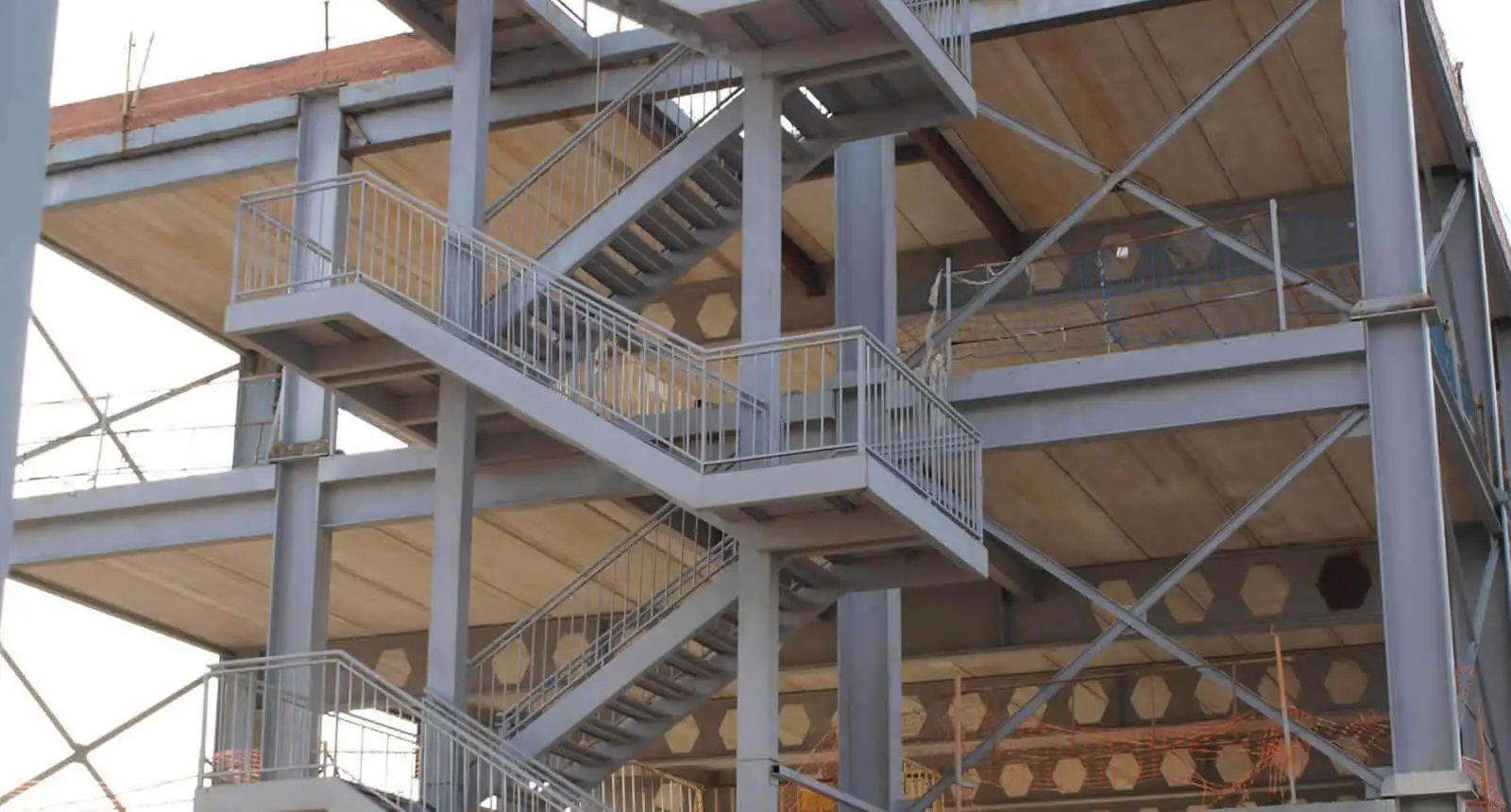 Estruturas Metálicas em Curitiba Galpões Barracões Mezaninos Escadas Plataformas