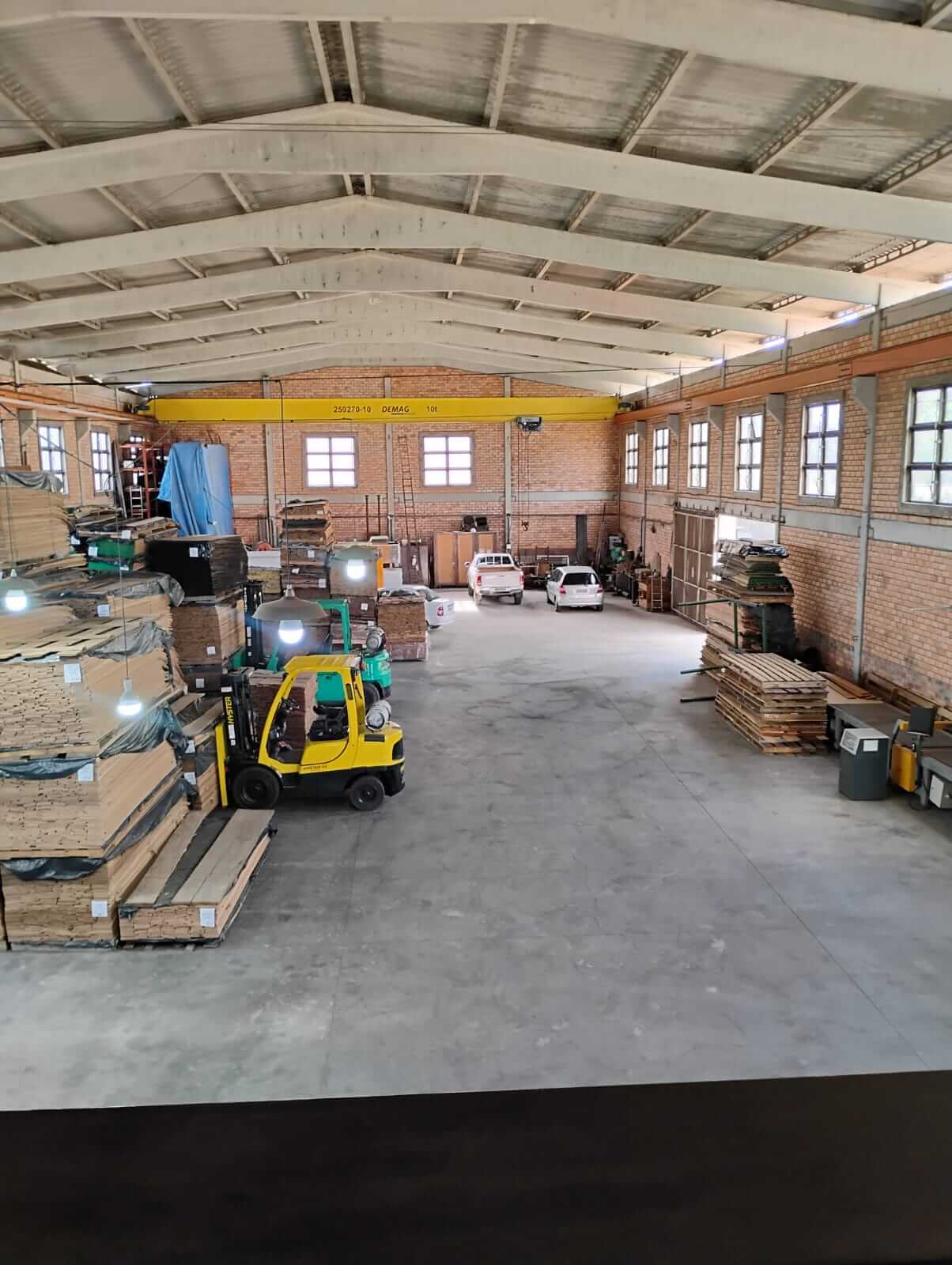 Barracão industrial à venda na CIC em Curitiba com ponte rolante de 10 toneladas e área total de 4.950 m².