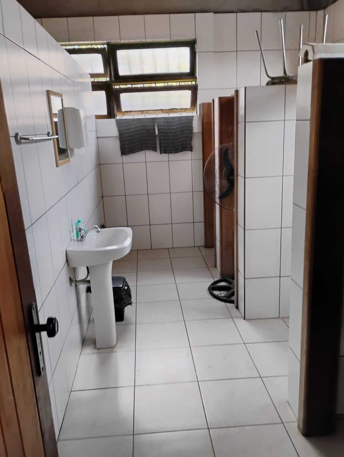 Barracão industrial à venda na CIC em Curitiba com ponte rolante de 10 toneladas e área total de 4.950 m².