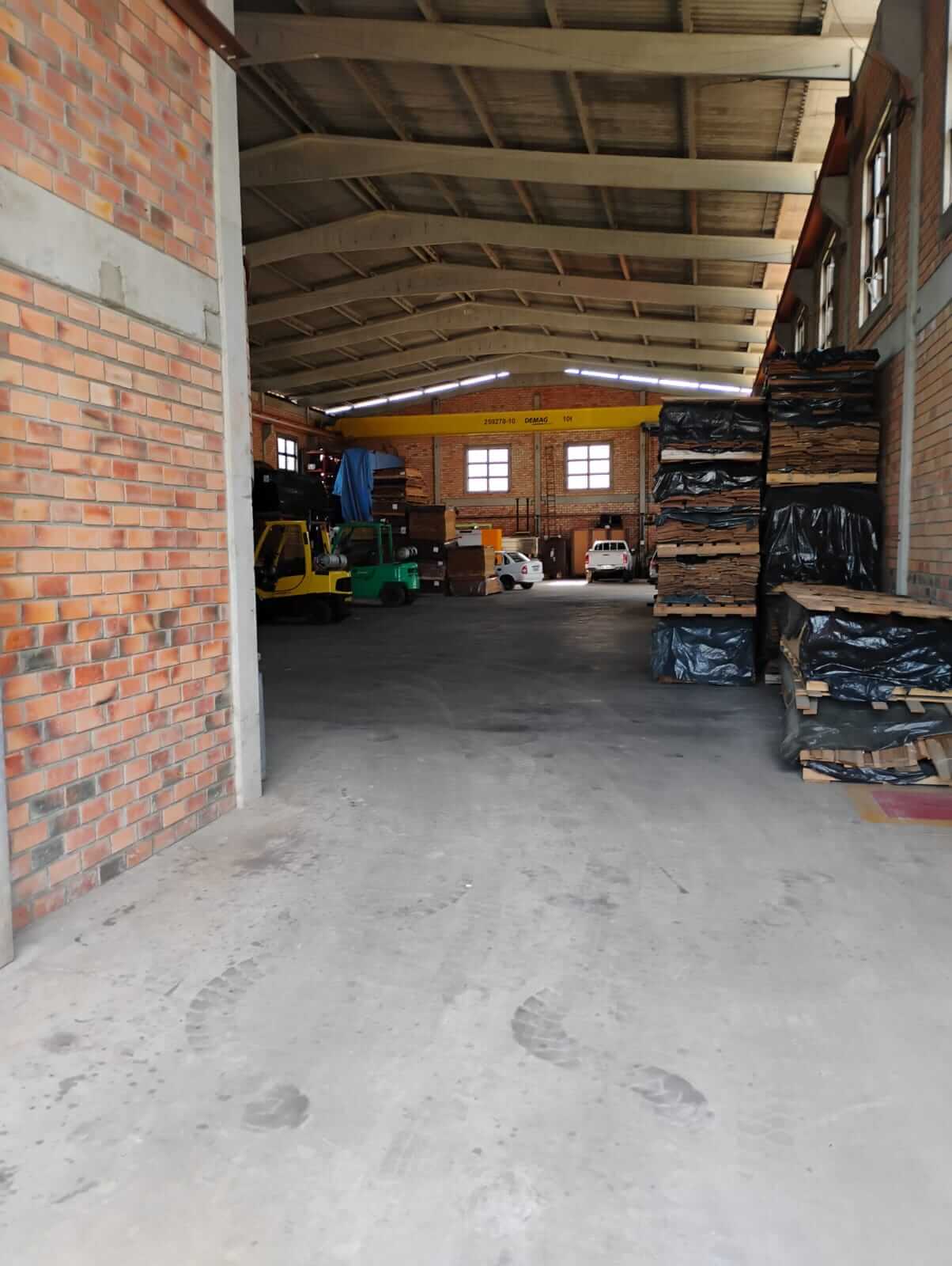 Barracão industrial à venda na CIC em Curitiba com ponte rolante de 10 toneladas e área total de 4.950 m².