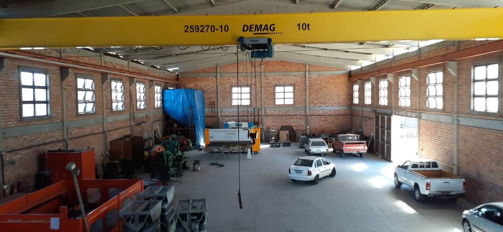 Barracão industrial à venda na CIC em Curitiba com ponte rolante de 10 toneladas e área total de 4.950 m².