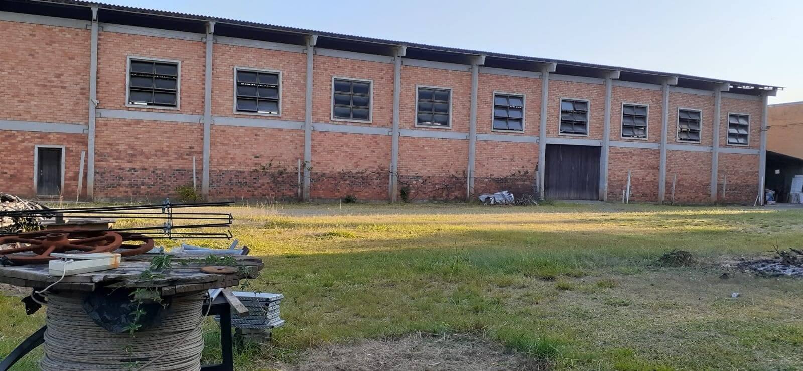 Barracão industrial à venda na CIC em Curitiba com ponte rolante de 10 toneladas e área total de 4.950 m².