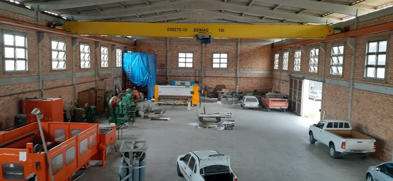 Barracão industrial à venda na CIC em Curitiba com ponte rolante de 10 toneladas e área total de 4.950 m².