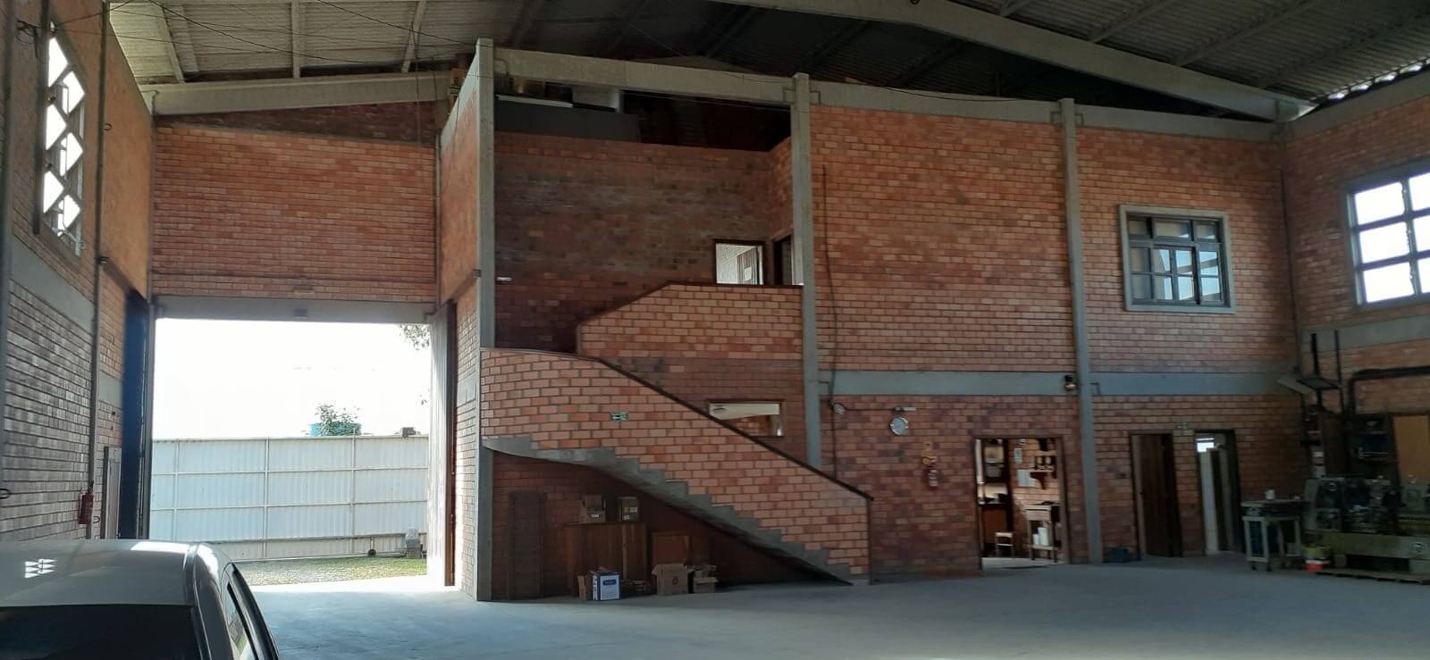 Barracão industrial à venda na CIC em Curitiba com ponte rolante de 10 toneladas e área total de 4.950 m².