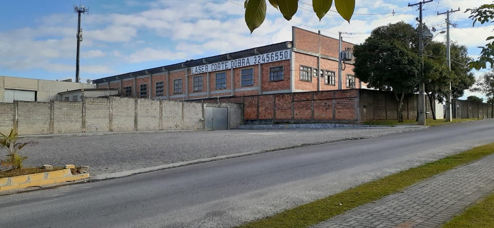 Barracão industrial à venda na CIC em Curitiba com ponte rolante de 10 toneladas e área total de 4.950 m².