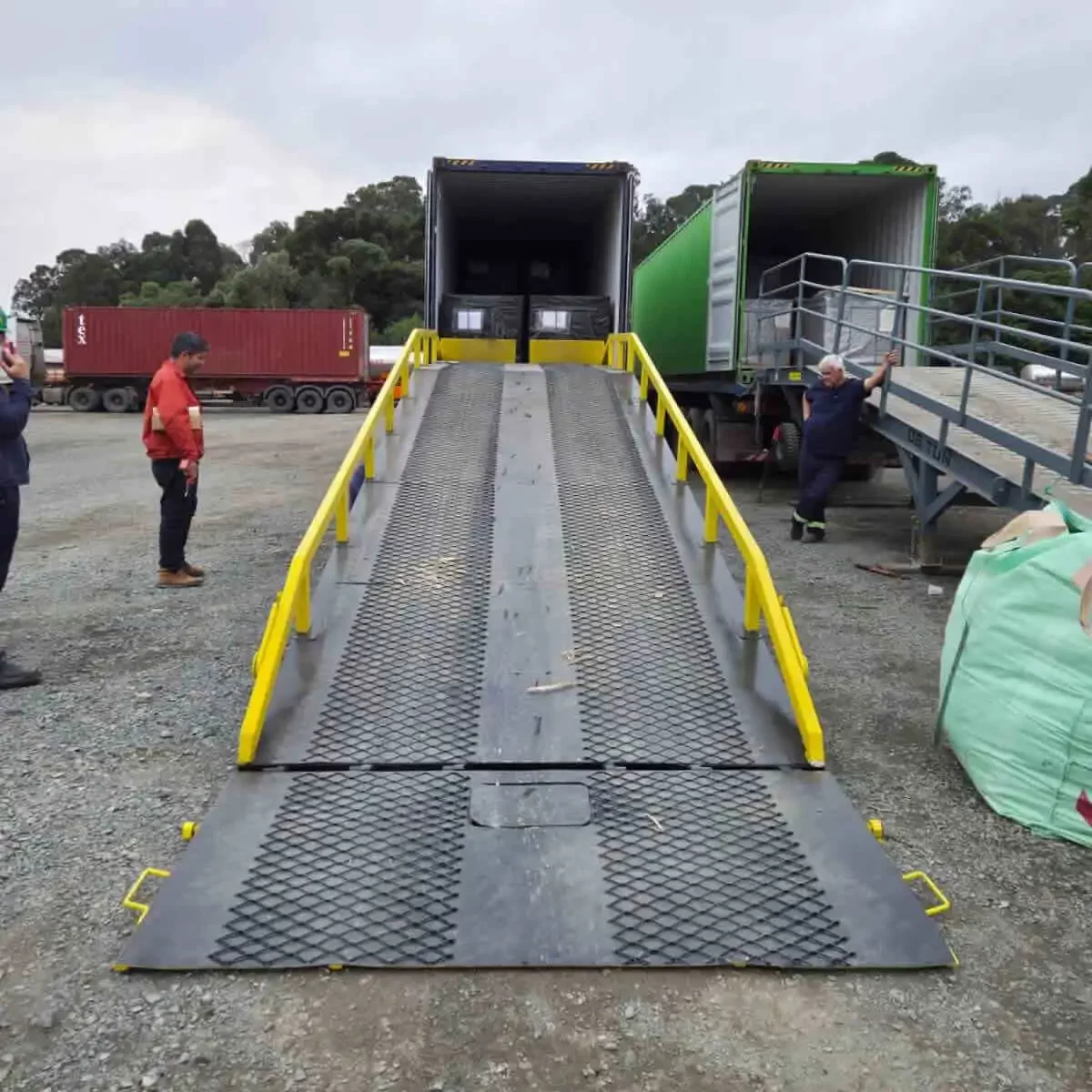 Rampas Metálicas Drive-in/Drive-out para permitir o acesso de empilhadeiras ao interior de contêineres