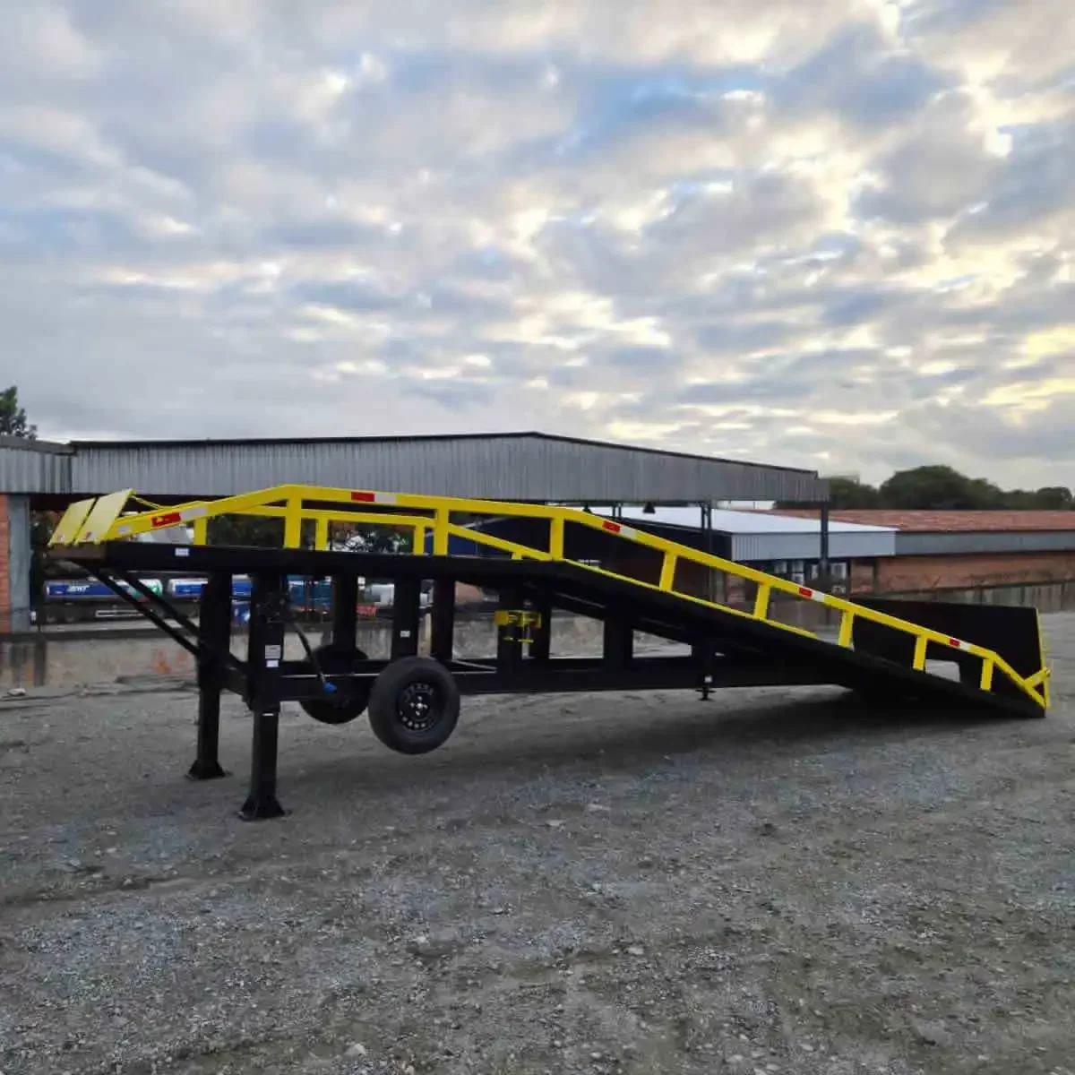 Rampas Metálicas Drive-in/Drive-out para permitir o acesso de empilhadeiras ao interior de contêineres