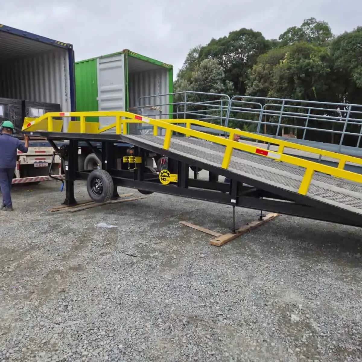 Rampas Metálicas Drive-in/Drive-out para permitir o acesso de empilhadeiras ao interior de contêineres