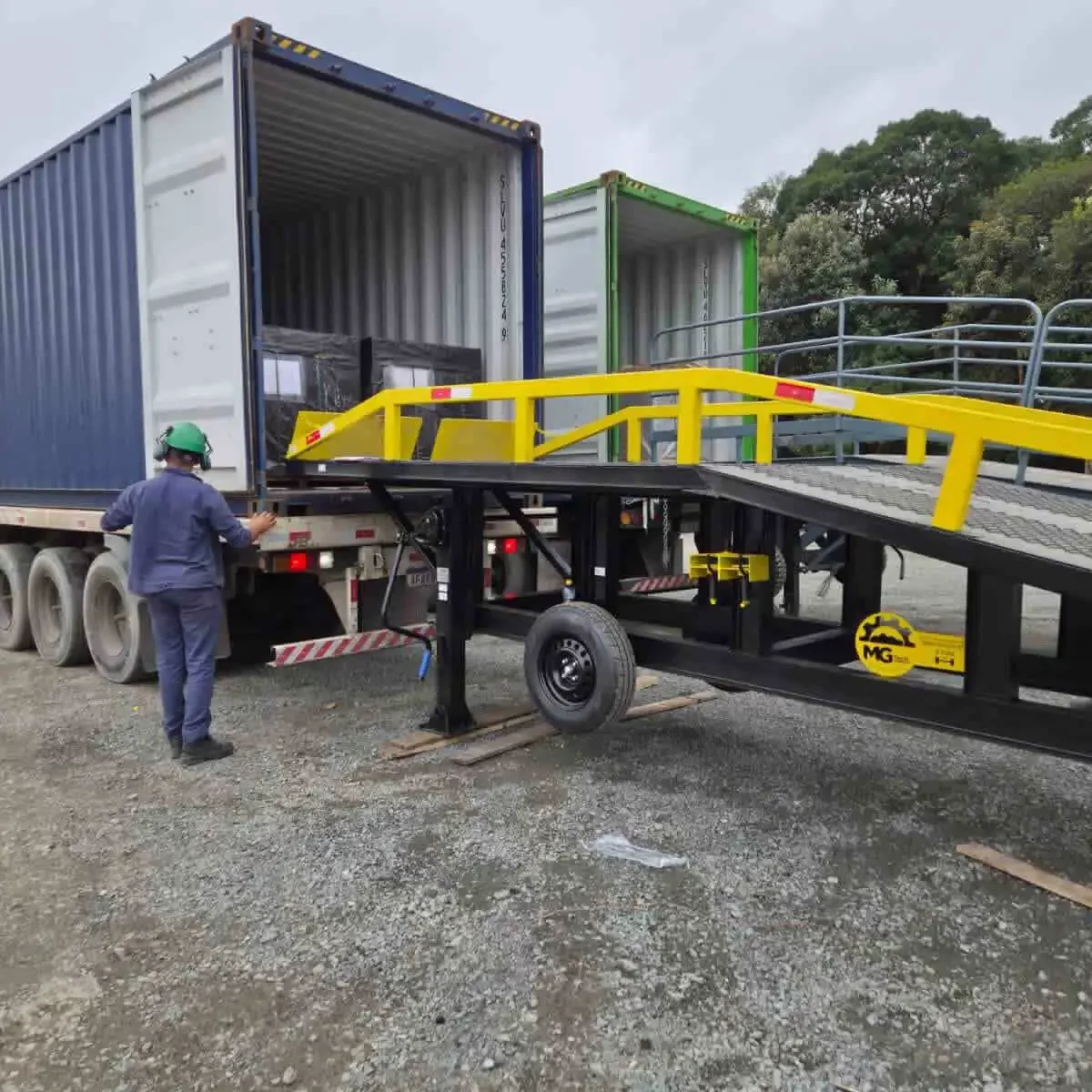 Rampas Metálicas Drive-in/Drive-out para permitir o acesso de empilhadeiras ao interior de contêineres